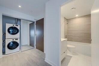 1928-1928 Lake Shore Blvd W in Toronto, ON - Building Photo - Building Photo