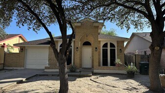 156 Lynn Loop in Laredo, TX - Building Photo