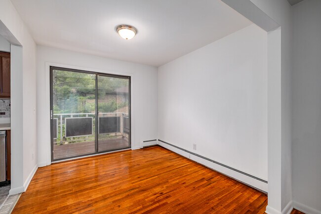 Lindvale Gardens in Mahwah, NJ - Building Photo - Interior Photo