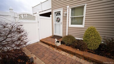 15 Westminster Ln in West Islip, NY - Building Photo - Building Photo