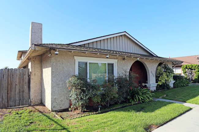 7232 Heil Ave in Huntington Beach, CA - Building Photo - Building Photo