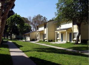 Springdale West Apartments in Long Beach, CA - Building Photo - Building Photo