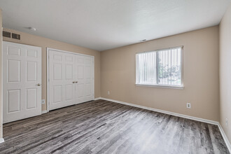 Oakridge Apartments in Ypsilanti, MI - Building Photo - Interior Photo