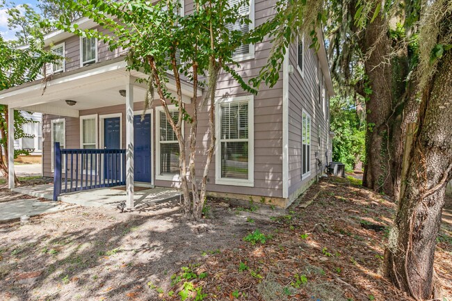 1235 N Bronough St in Tallahassee, FL - Foto de edificio - Building Photo