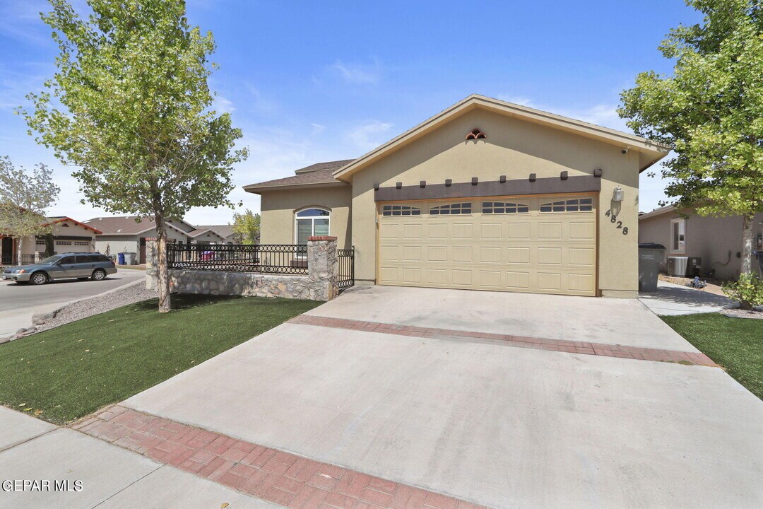 4828 Guillermo Espinoza St in El Paso, TX - Building Photo