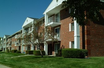 PEARLWOOD ESTATES in Inver Grove Heights, MN - Foto de edificio - Building Photo