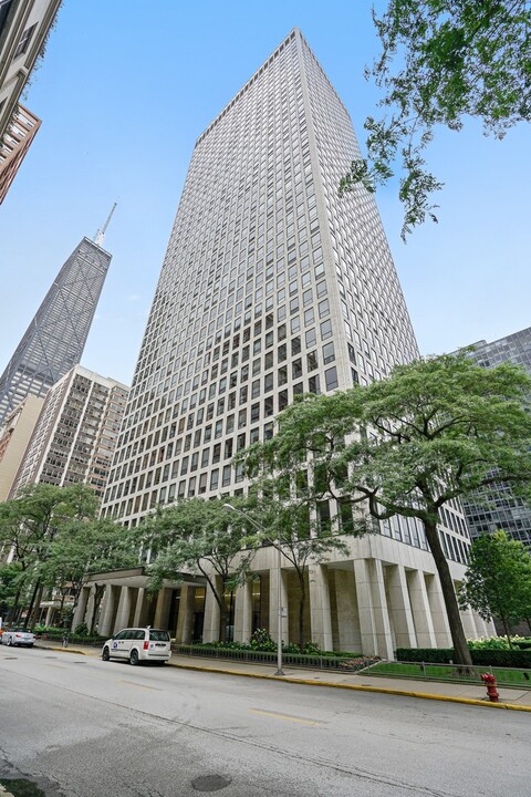 260 E Chestnut St in Chicago, IL - Foto de edificio