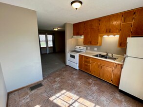 829 E 9th St S, Unit #4 in Newton, IA - Building Photo - Building Photo