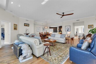 425 Dockside Dr in Naples, FL - Foto de edificio - Building Photo