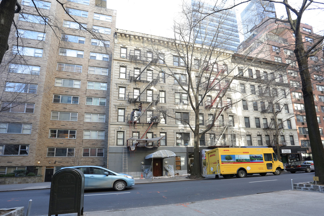 320-324 E 49th St in New York, NY - Building Photo