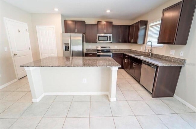 1863 Moon Cactus Ct in Ruskin, FL - Building Photo - Building Photo