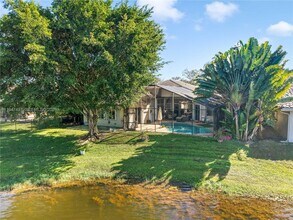 2633 Oakbrook Dr in Weston, FL - Building Photo - Building Photo