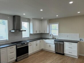 8-17 Fern St in Fair Lawn, NJ - Foto de edificio - Building Photo
