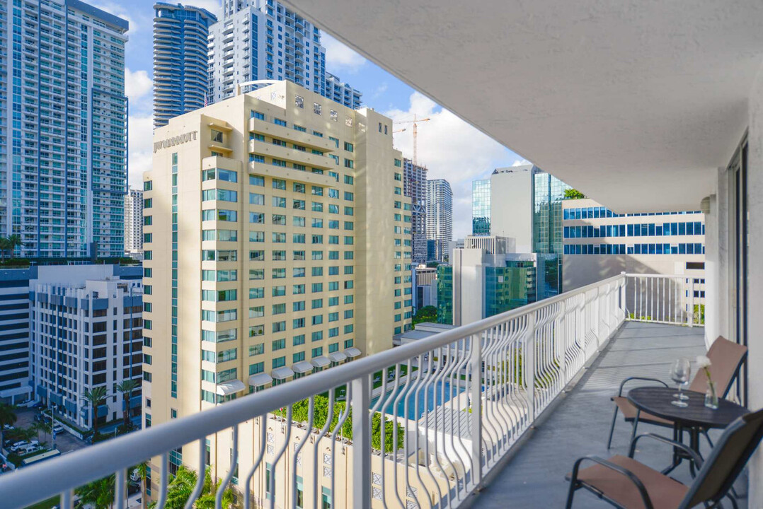 1200 Brickell Bay Dr in Miami, FL - Foto de edificio