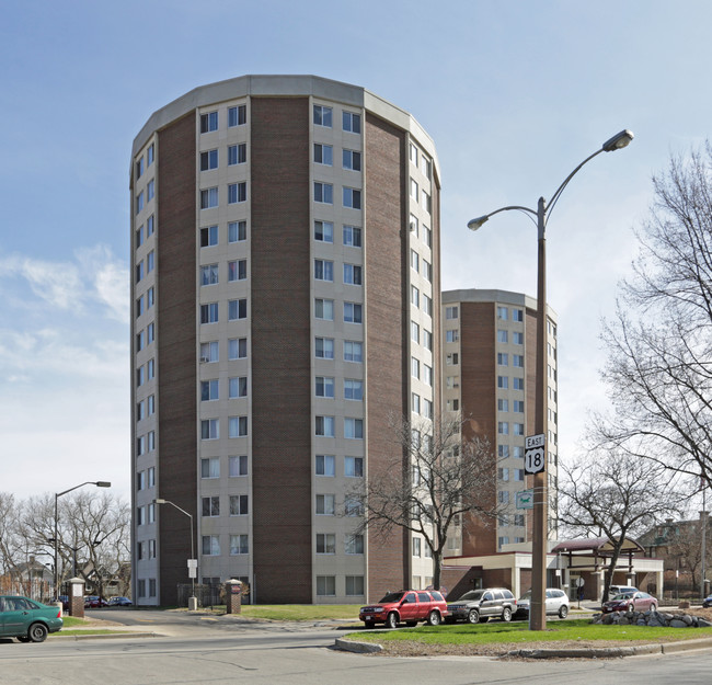 College Court in Milwaukee, WI - Building Photo - Building Photo