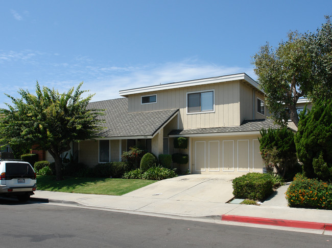 17061 Leslie Ln in Huntington Beach, CA - Building Photo - Building Photo