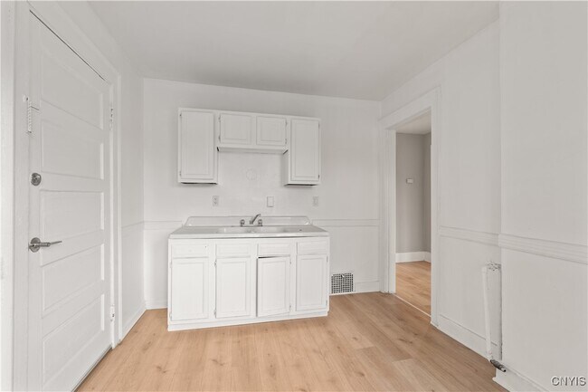 712 Oak St in Syracuse, NY - Building Photo - Building Photo