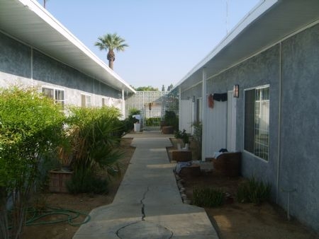 2511 Bishop Dr in Bakersfield, CA - Foto de edificio - Building Photo