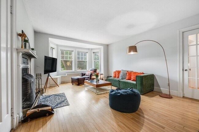 993 Memorial Dr, Unit 102 in Cambridge, MA - Foto de edificio - Building Photo