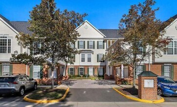 25200 Lake Shore Square in Chantilly, VA - Foto de edificio - Building Photo
