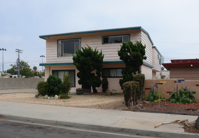 737 Agate St in San Diego, CA - Foto de edificio - Building Photo