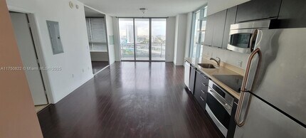 90 SW 3rd St, Unit 1805 in Miami, FL - Building Photo - Building Photo