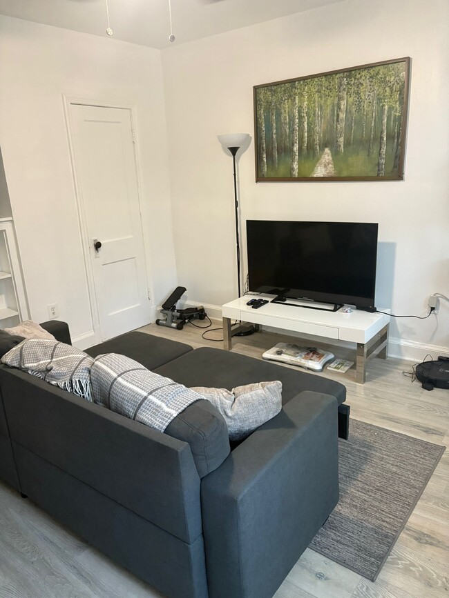 221 35th St NE, Unit Room 1 in Washington, DC - Building Photo - Building Photo