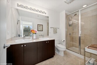 8 E Randolph St, Unit 10A in Chicago, IL - Foto de edificio - Building Photo