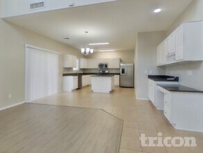 17244 W Maui Ln in Surprise, AZ - Foto de edificio - Building Photo