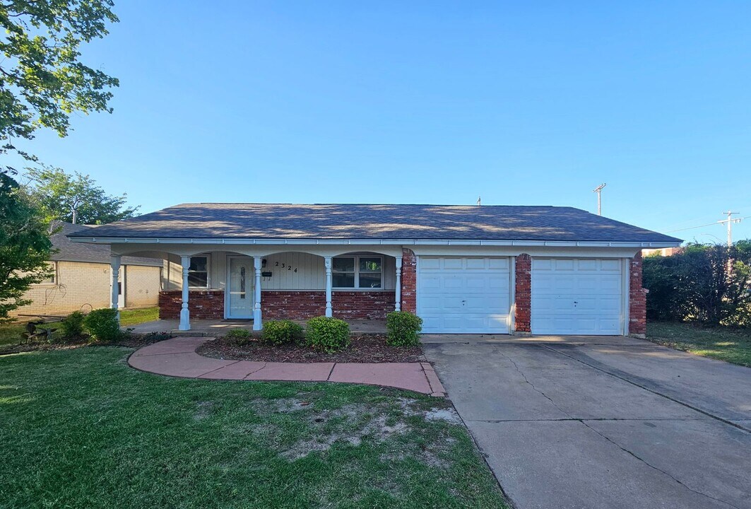 2324 Dakota St in Norman, OK - Building Photo