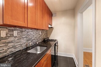 2433 Fairmount Ave in Philadelphia, PA - Building Photo - Building Photo