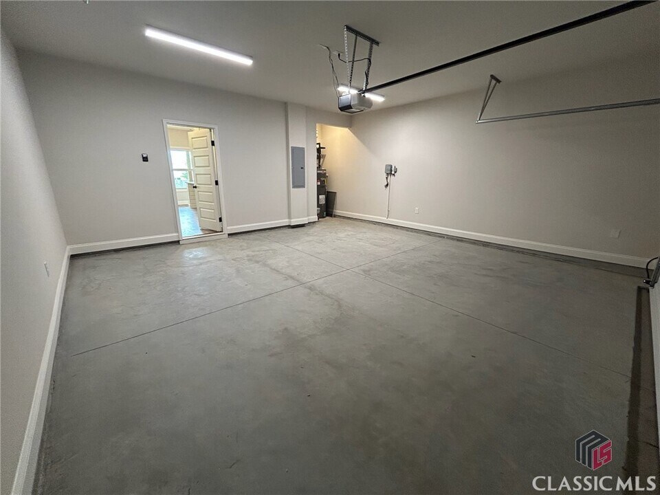 305 Ridge Pointe Drive in Bogart, GA - Building Photo