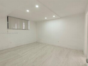 3195 Foxcroft Rd in Hollywood, FL - Foto de edificio - Building Photo