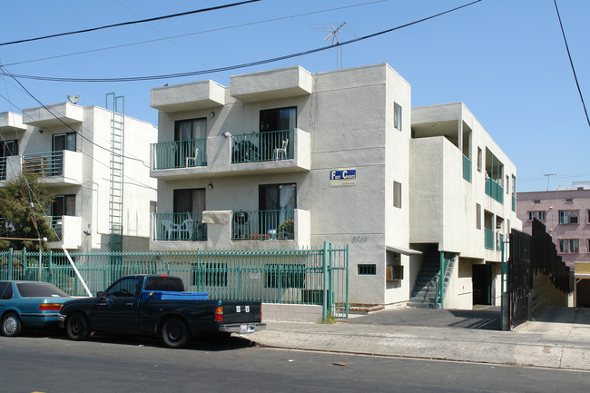 2763 San Marino St in Los Angeles, CA - Foto de edificio - Building Photo