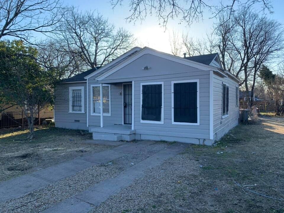 2702 Wilhurt Ave in Dallas, TX - Building Photo