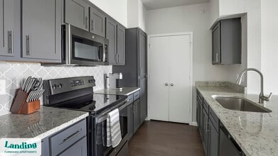 11022 Culebra Rd in San Antonio, TX - Foto de edificio - Building Photo