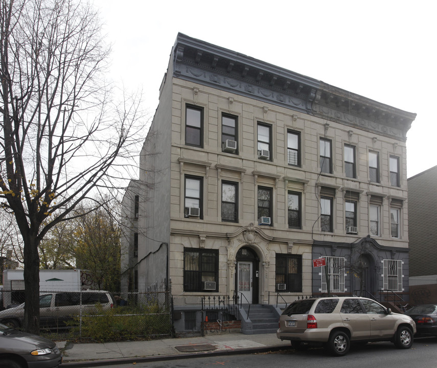 205 Franklin Ave in Brooklyn, NY - Building Photo