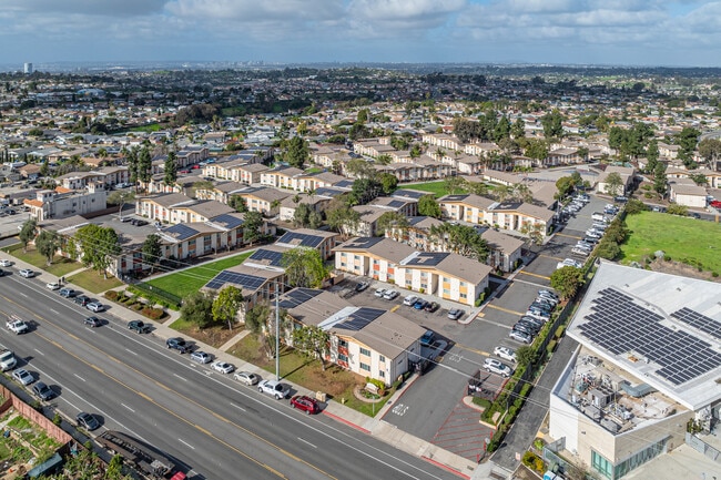 Meadowbrook in San Diego, CA - Foto de edificio - Building Photo