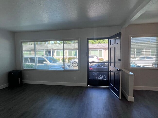 187 Old Bernal Ave in Pleasanton, CA - Foto de edificio - Building Photo