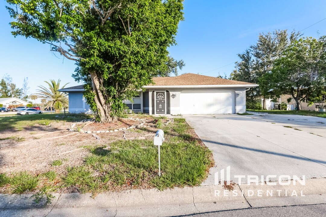 99 Sandhurst Dr in Venice, FL - Building Photo