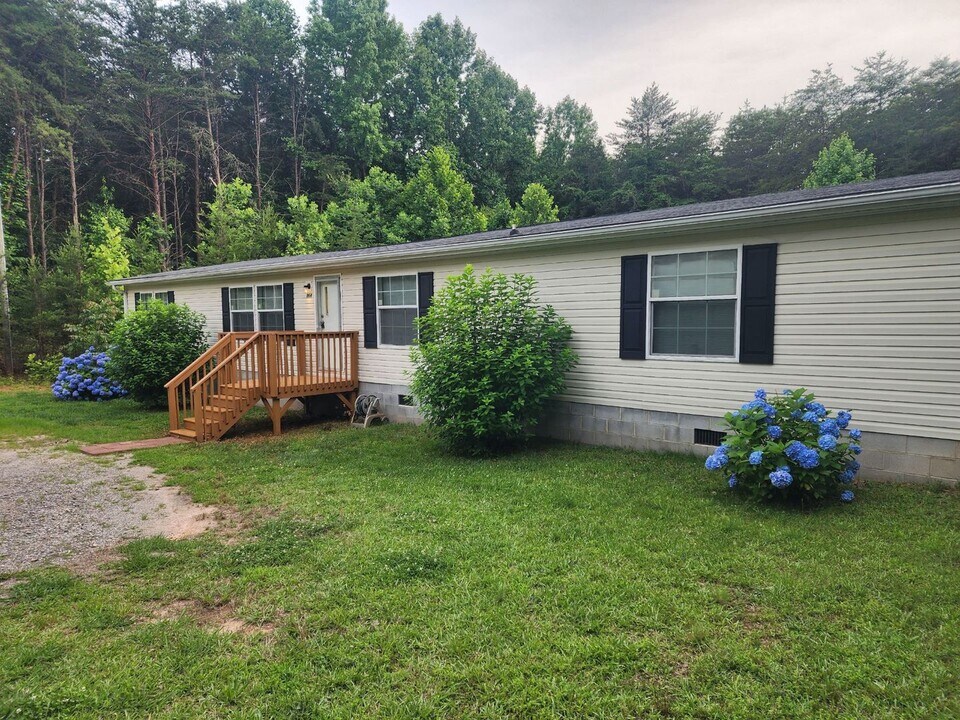 864 Perry Rd in Troutman, NC - Building Photo