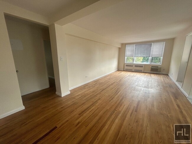 GRAND CENTRAL PARKWAY in Queens, NY - Building Photo - Building Photo