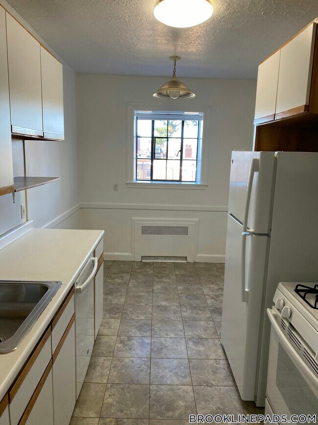 108 Sewall Ave-Unit -3 in Brookline, MA - Building Photo - Building Photo