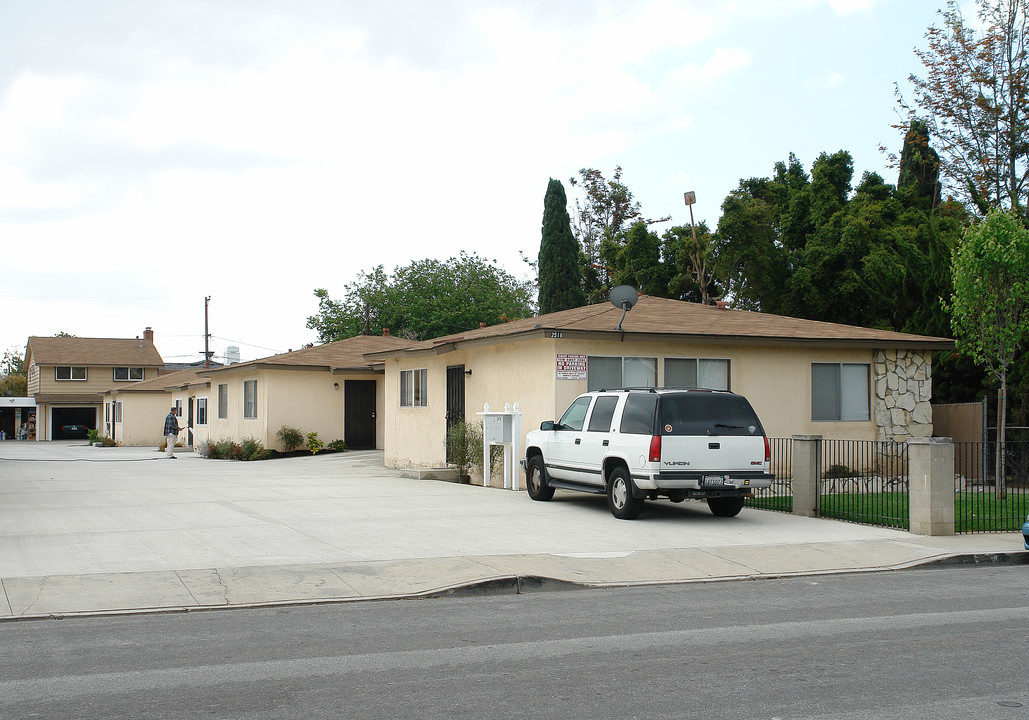 2518 Orange Ave in Costa Mesa, CA - Foto de edificio