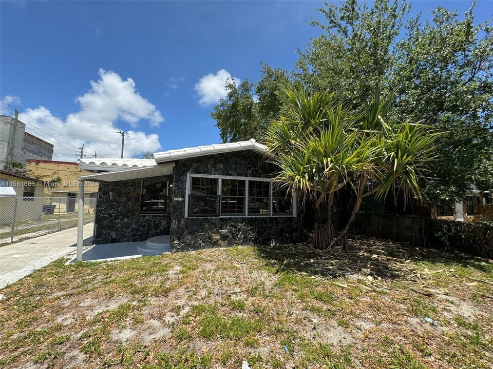 2139 Polk St in Hollywood, FL - Foto de edificio