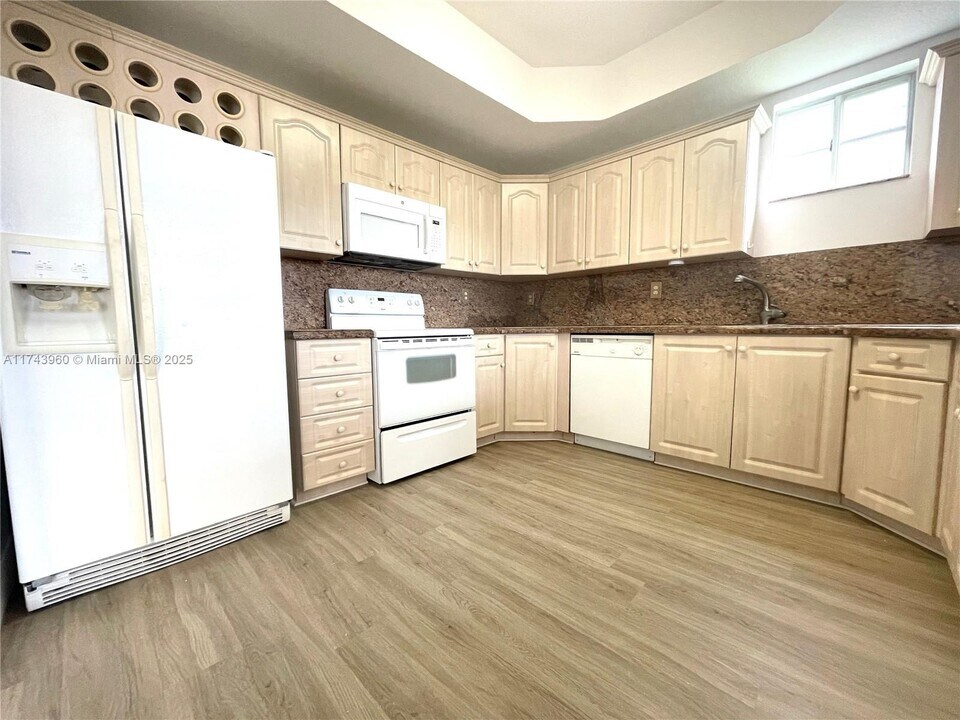17415 NW 75th Pl in Hialeah, FL - Building Photo