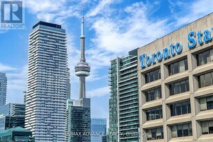 15 Queens Quay E in Toronto, ON - Building Photo