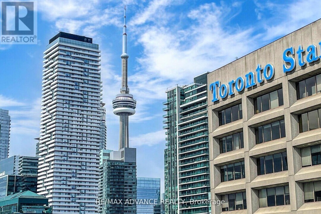 15 Queens Quay E in Toronto, ON - Building Photo