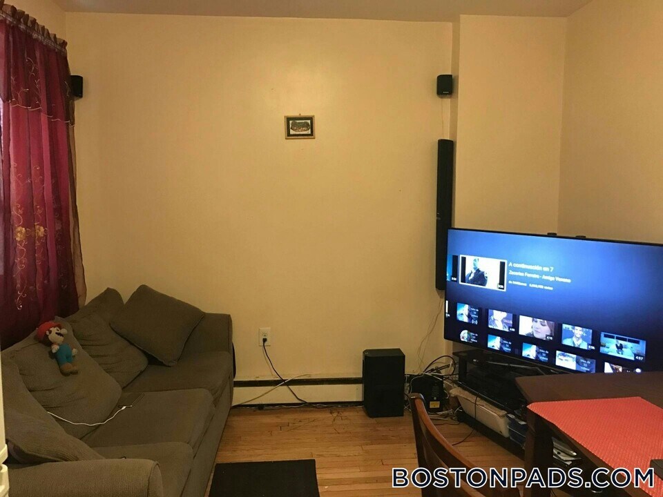 144 Chelsea St, Unit 1R in Boston, MA - Building Photo