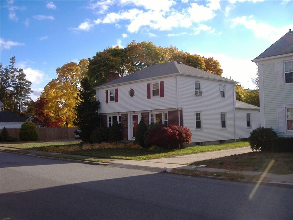 18 Burnside St in Cranston, RI - Building Photo